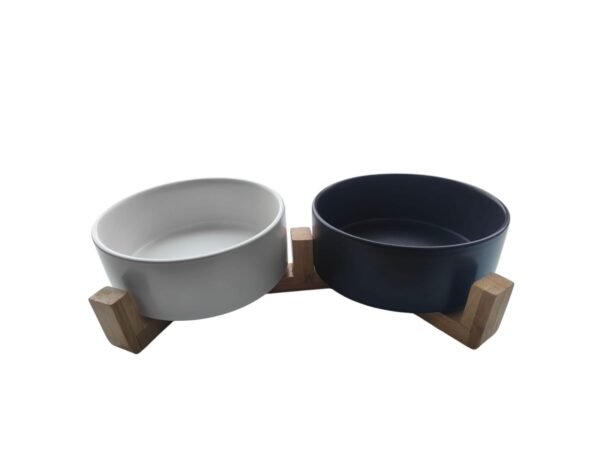 Kunststof drink en voerbak op hout