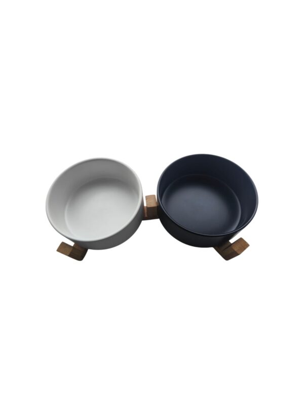 Kunststof drink en voerbak op hout