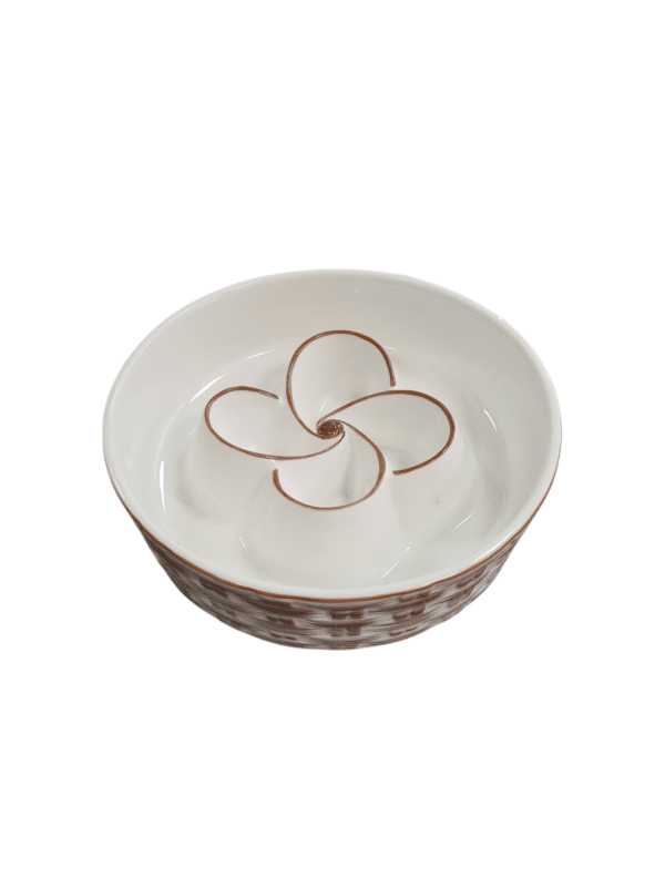 75bb2cfae4e9bc442bbc50a2844c51df Keramische slowfeeder bloem wit bruin (hond 30+ kilo)