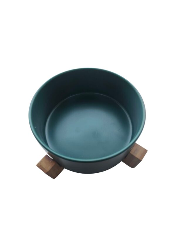 Kunststof voer/drinkbak op hout Groen