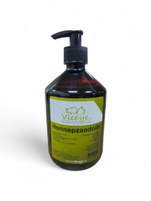 Hennepzaadolie voor honden – natuurlijke ondersteuning bij jeuk, huid & vacht Deze koudgeperste hennepzaadolie is een krachtige, 100% natuurlijke aanvulling op de dagelijkse voeding van je hond. Rijk aan omega 3, omega 6 en GLA ondersteunt deze olie een gezonde huid, glanzende vacht en sterk immuunsysteem. Ideaal voor honden met jeuk, een gevoelige huid of tijdens de rui. Dankzij de hoge voedingswaarde en optimale vetzuurverhouding helpt hennepzaadolie bij herstel van huid en vacht en kan het verlichting geven bij droogheid en irritatie. Geschikt om door brok, KVV of BARF te mengen en ook uitwendig toepasbaar op de huid (niet in open wonden). ✅ Voordelen van hennepzaadolie voor honden 100% natuurlijke hennepzaadolie (koudgeperst) Ondersteunt bij jeuk en huidirritatie Bevordert een gezonde huid en glanzende vacht Hoog gehalte omega 3 en omega 6 (optimale 3:1 verhouding) Rijk aan GLA (gamma-linoleenzuur) Ondersteunt weerstand en stofwisseling Helpt bij verharen Draagt bij aan conditie en herstel na belasting Kan herstel van de huid ondersteunen na ingrepen Zuinig in gebruik Samenstelling 100% hennepzaadolie Bevat van nature: Omega 3 & 6 vetzuren GLA (gamma-linoleenzuur) Essentiële aminozuren Vitaminen E, C en B-complex Antioxidanten en bioactieve stoffen Gebruik & dosering Meng eenvoudig door de dagelijkse voeding. Richtlijn: Hond 40+ kilo 8 ML per dag Hond 20-30 kilo 6 ML per dag Hond 10-20 kilo 4 ML per dag Hond tot 10 kilo 2 ML per dag Ook geschikt voor katten en paarden (pas dosering aan op gewicht). Kwaliteit & productie Koudgeperst om alle waardevolle vetzuren, vitaminen en antioxidanten optimaal te behouden. Hoge kwaliteit olie zorgt voor maximale opname en effectiviteit. Let op bij gebruik bij grazers Geef olie altijd met mate. Te hoge vetgehaltes kunnen de vertering verstoren. Kies liever een lage dosering van hoge kwaliteit dan grote hoeveelheden van mindere olie.