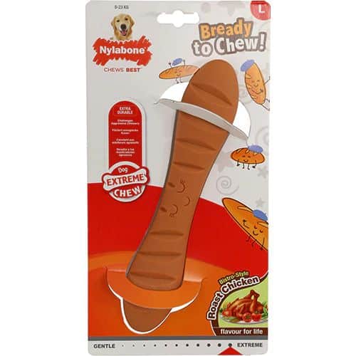 711f590cdf2b348f86617d2e741c8695 Nylabone giant baguette chicken maat L